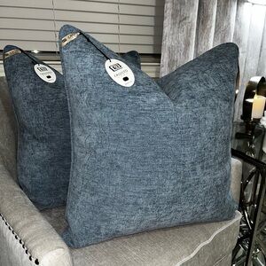 1-NWT CALLISTO HOME BLUE TEXTURE VELVET DECORATIVE THROW PILLOW